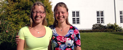 foto: Tvillingerne Hanna og Rebekka i højskolens baghave