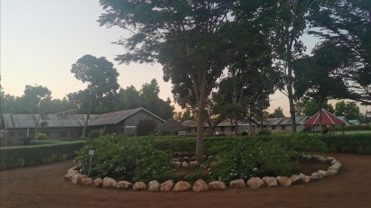 Bibelskolan i Kiabakari i kvällsljus