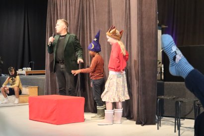 Hatte-teater i mødesalen
