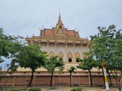 På tur rundt i Phnom Penh bl.a. til flotte templer