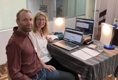 Lise og Frederik sidder klar til at undervise online
