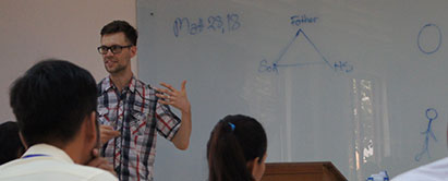 Missionær Kent Kjær Andersen underviser i systematisk teologi på Phnom Penh Bible School. Det giver mulighed for at formidle nogle af de lutherske grundsandheder til de studerende. (Foto: Bent Olsen) Foto: Kent K. Andersen underviser på Phnom Penh Bible School
