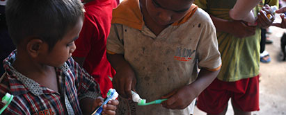 Foto: Børn i Fjendeskoven med tandbørster