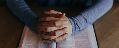 LM's ledelse opfordrer alle fællesskaber i LM til på en særlig måde at gøre bøn til en del af programmet i uge 35. (Foto Unsplash.com) Foto: Foldede hænder på bibel