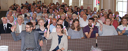 Alle deltagere ved gudstjenesten på LMH fik et bedekort, der skal minde dem om at være med i bønnen om flere missionærer, flere nye kristne forsamlinger i Danmark og fornyet Jesusglæde. (Foto: Kaja Lauterbach) Foto: Bedeuge på LMH