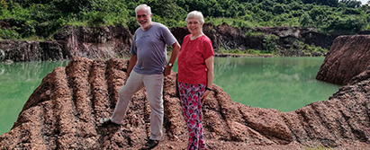 Annelise og Axel Rye Clausen ved en sø uden for Siem Reap, hvor der udvindes laterit-sten. September 2018. Privatfoto