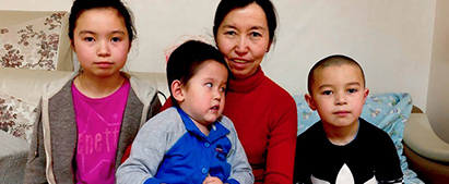 Det er familier som denne, med den handicappede dreng Sultan i midten, som Julianna Olofson og det norske diakoniprojekt skal hjælpe. Familie med handicappet barn i Mongoliet, 2019