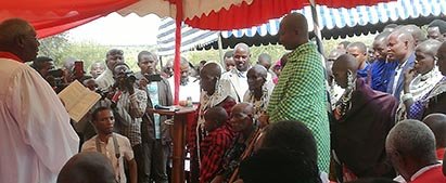 Det har vakt opmærksomhed blandt masaierne at en højtstående masai blev døbt sidste år. Det vækker håb for masaikvinderne, mener LM-missionær Massedåb blandt masaier