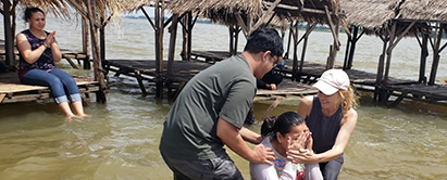 Missionær Christina Palmkvist Andersen (siddende yderst til venstre) deltog i den glædelige begivenhed, da tre cambodjanske kvinder blev døbt Dåb af tre kvinder fra Daughters of Cambodia 20. oktober 2019
