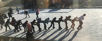 En missionær, der er tidligere ishockeyspiller, har lavet en skøjtebane i baggården. Hjemmelavet skøjtebane, som missionærerne har lavet i Khovd i Mongoliet