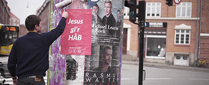 Filip Thorlund Eriksen hænger plakater for Jesusbloggen op i Aarhus, februar 2020