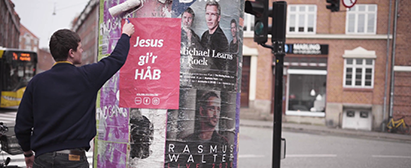 Filip Thorlund Eriksen hænger plakater op centrale steder i Aarhus Filip Thorlund Eriksen hænger plakater for Jesusbloggen op i Aarhus, februar 2020