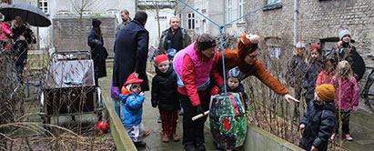 20 med familier deltog i fastelavnsfesten i baggården ved LM's missionshus i Nansensgade i København (Foto: Amalie Thorlund Haahr). Foto: Tøndeslagning