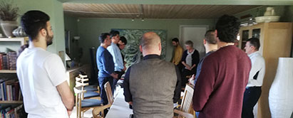 Omkring 20 asylansøgere kommer til kristendomsundervisning hos Jens Rosenberg hver torsdag. (Foto: Jens Rosenberg) Foto: Asylansøgergruppe i Hvidding