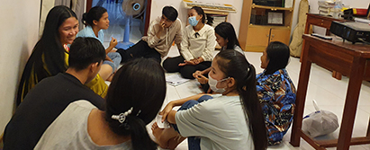 Alpha-kurset på kollegiet er baseret på videoer, som er oversat til khmer, og som lægger op til videre samtale blandt de studerende i smågrupper. Alpha-kursus på kollegiet i Siem Reap - marts 2020
