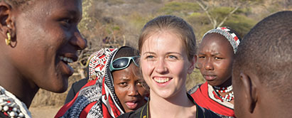 For nogle år siden havde Charlotte mulighed for at tilbringe tid med en nomadestamme i Tanzania. Det var med til at give hende mod på opgaven (Privatfoto). Ftot: Charlotte Bech blandt masaier