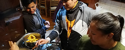 Nogle unge mødes forud for ungdomsmødet i Cuzco for at lave kager. Her er det Picarones, der er Perus svar på de amerikanske Donuts (foto: Julie Solgaard). Foto: Kagebagning i Peru