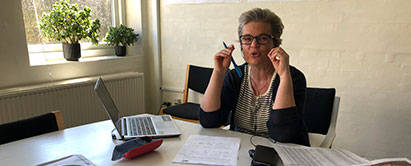 Undervejs i Efterskolen Solgårdens digitale udgave af "Nye elevers dag" fik alle kommende elever og deres forældre en personlig telefonopringning fra skolens personale (Foto: Solgården). Foto: Telefonsamlale