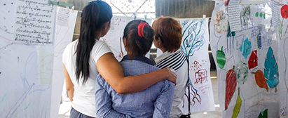 Den kristne organisation Daughters of Cambodia tilbyder terapeutisk behandling for at hjælpe klienterne med at bearbejde deres traumer. Terapeutisk behandling i Daughters of Cambodia