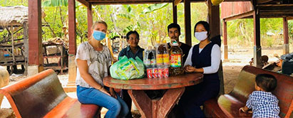 Maduddeling til fattige i området omkring Siem Reap. Foråret 2020 Maduddeling til fattige i området omkring Siem Reap. Foråret 2020