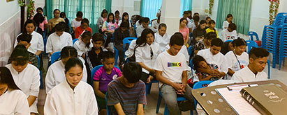 Ti af dem, der blev døbt i Church of Siem Reap den 30. august, er kommet til tro på Jesus ved at deltage i en kvindegruppe, hvor de lytter til radioserien "Kvinder med Håb". Foto: CoSR Foto: Dåbsgudstjeneste i Siem Reap