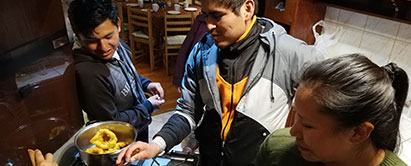 Unge fra kirken i Cuzcos ungdomsgruppe laver peruanske doughnuts i Julie og Emils køkken (Foto: Solgaard) Foto: Unge i Cuzco