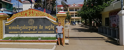 Missionær Dina Burgdorf Jacobsen foran et af de større universiteter med mange studerende i storbyen Battambang. Besøgsrejse Battambang, september 2020