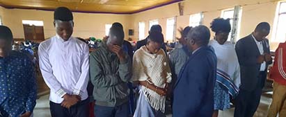 Under seminaret gik de unge frem til forbøn og blev velsignet af en af de tilstedeværende præster. 24 unge tanzaniere tog imod Jesus som deres frelser ved lanceringen af bogen og projektet "Fikia Maisha" i Mbeya i januar 2021
