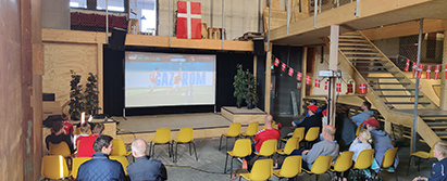 Lørdagens fodboldkamp blev vist på Værftet, som er et kristent indendørs skatercenter i Nexø. LM'ere viser EM-fodbold på det kristne skatercenter i Nexø