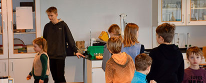 "Efterskoleeleverne havde planlagt nogle gode aktiviteter, hvor der var udfordringer til både hjerne, hænder og fantasi," siger skoleleder Ejnar Landkildehus (Foto: Sædding Efterskole). Foto: Elever fra Ølgod på SE