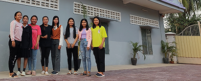 Otte af de ni første kollegiepiger foran kollegiet i Battambang