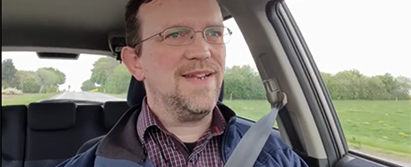 "Trosvandring med motor" er titlen på en række videoer på facebook, hvor afdelingsmissionær Carsten Riis-Jensen kører rundt på Lolland-Falster, mens han fortæller om livet som kristen. Video-screenshot fra siden Trosvandrer