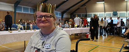 På FRØ-festival var deltagerne klædt ud og lærte nogle nye kristne sange. En af dem hedder "Kongebørn" og handler om, at alle er unikke og skabt af Gud. Unge fra Liv&Job på Frøfestival 2022