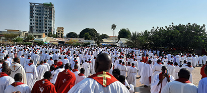 1.620 præster deltog i konferencen, hvor de fik mulighed for at høre mere om Soma Biblia Præster i Tanzania i procession