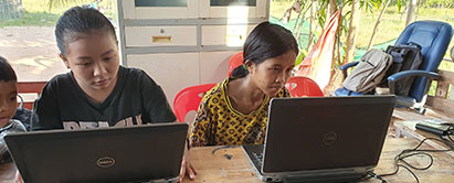 Evangelisten Lan Yi tilbyder børn gratis computerundervisning, hvis de også deltager i engelskundervisning og bibelfortælling (Foto: Johannes Jensen). Foto: Computerundervisning
