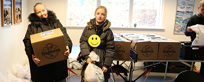 To af de glade modtagere af julehjælpen, som blev uddelt 4. søndag i advent i Lolland-Falster Kirken. Modtagere af julehjælp i Lolland-Falster Kirken