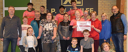 Overskuddet fra sidste års salg i genbrugsbutikken på 4.000 kr gik til Stubbekøbing Badmintonklub for deres store arbejde, der også inkluderer Badminton Sjov for unge med særlige behov. LivogJob støtter Stubbekøbing Badmintonklub med 4000 kroner.