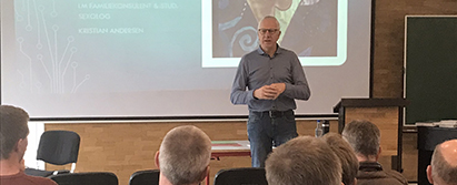 Familiekonsulent Kristian Andersen brugte forskellige statistikker og undersøgelser til at tale om Bibelens perspektiv på seksualitet i ægteskabet. Familiekonsulent Kristian Andersen underviser på parweekend på Bornholm 24.-25. februar 2023
