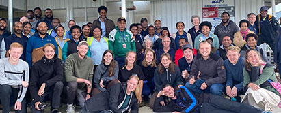 De unge danskere sammen med alle MAF's ansatte på hovedkontoret i Mount Hagen. Luka Lindeskov Pedersen er nr. 3 fra højre i nederste række. Privatfoto. Foto: MAF på PNG