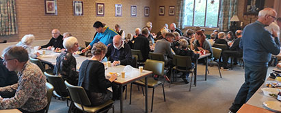 Mad og mennesker er ikke det eneste spisefællesskab i Rønne. Der er også af og til fællesspisning efter gudstjenesterne i LM-Kirken (Privatfoto.) Foto: Fællesspisning i Rønne