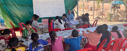 Evangelisten Ra Vy giver engelskundervisning en time hver dag både formiddag og eftermiddag foran skolelederens hus i Run Ta Ek (Foto Johannes Jensen). Foto: Skole i Run Ta Ek