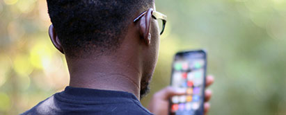 Næsten alle i Tanzania har en mobiltelefon, og behovet for vejledning i forhold til brug af internettet er stort, oplever missionær Philip Bach-Svendsen (Foto: Pexels.com). Foto: Mobil i Tanzania