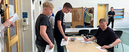 Alle elever modtog et valgkort og måtte pænt stå i kø for at afgive deres stemmer (Foto: Stubbekøbing Efterskole). Foto: Valg på StE
