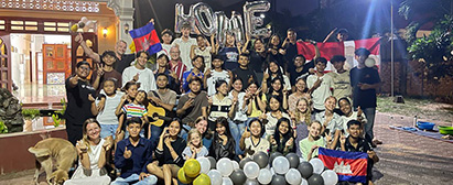 Alle de studerende på kollegiet festede sammen med LM's missionærer og volontører. Indvielsesfest for nyt kollegium Siem Reap