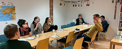 KFS’ generalsekretær, Jakob Højlund, var på besøg hos KFS i Grønland i marts måned. Her holdt han blandt andet oplæg ved mandagsaften med de studerende. Foto: KFS i Nuuk