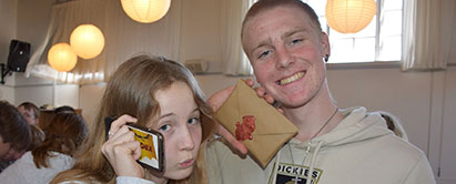 Ved opstarten af projektet sagde eleverne på Sædding Efterskole farvel til deres smartphones for ti dage. De fik en gammeldags telefon så længe, så de kan ringe og sende sms'er (Foto: Sædding Efterskole). Foto: Farvel smartphone