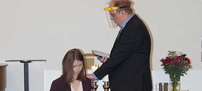 Charlotte Bech blev indsat med håndspålæggelse, håndsprit og visir Indsættelse af Charlotte Bech