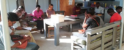 LM er forenet med de internationale partnerorganisationer i bøn. Her er det medarbejderne i Soma Biblia i Dar es Salaam, der samles til morgenbøn før dagens arbejde. Soma Biblia medarbejdere samles til morgenbøn.