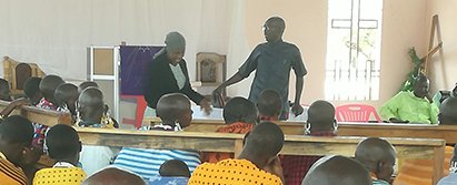 Seminar i kirken i en masai-landsby 140 kilometer nordvest for Arusha Undervisning i masai-landsby ved Arusha