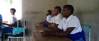De tanzaniske teenagepiger var meget åbne for at tale om deres følelser og oplevelser omkring køn og seksualitet. LMBU-konsulenter på besøg i skoleklasse i Arusha januar 2020